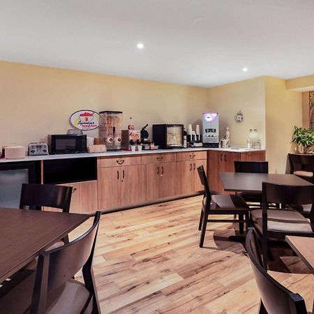 Super 8 By Wyndham Cornwall On Extérieur photo