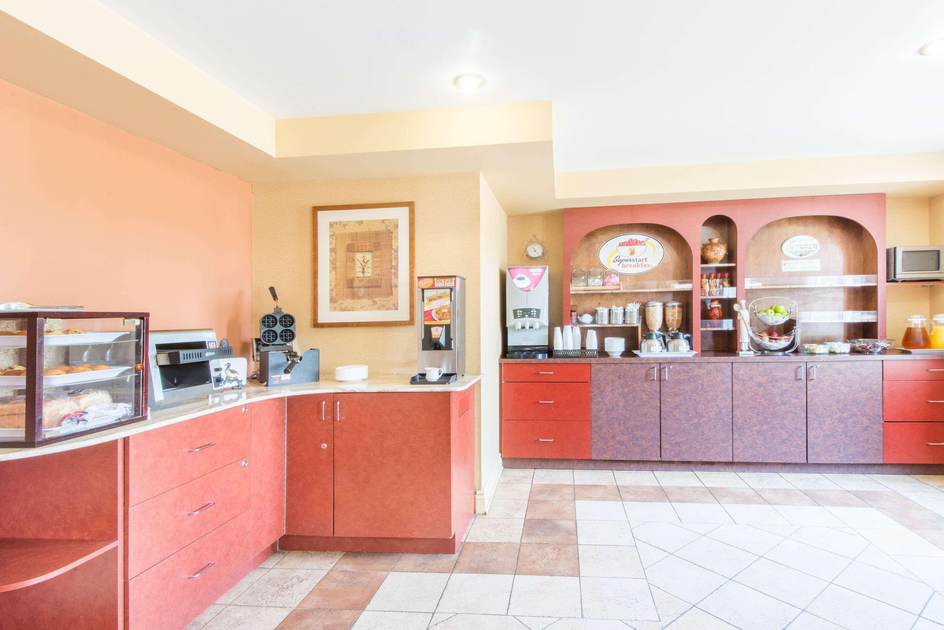 Super 8 By Wyndham Cornwall On Extérieur photo