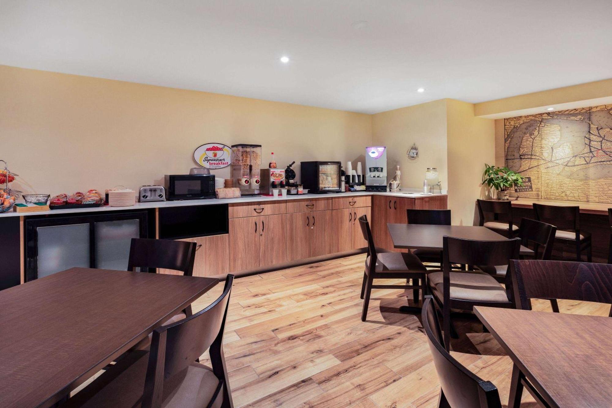 Super 8 By Wyndham Cornwall On Extérieur photo