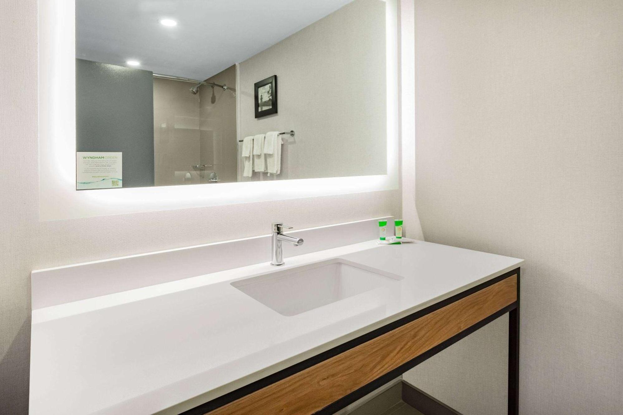 Super 8 By Wyndham Cornwall On Extérieur photo