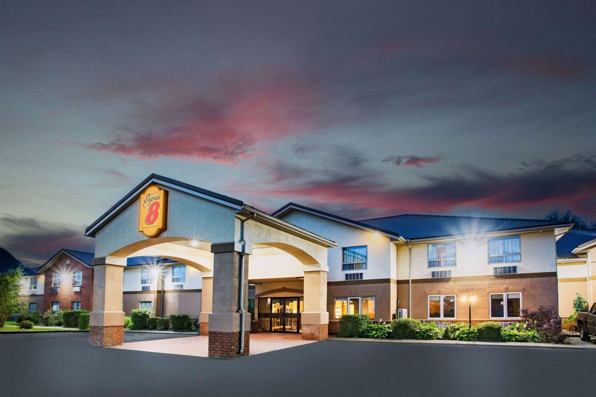 Super 8 By Wyndham Cornwall On Extérieur photo