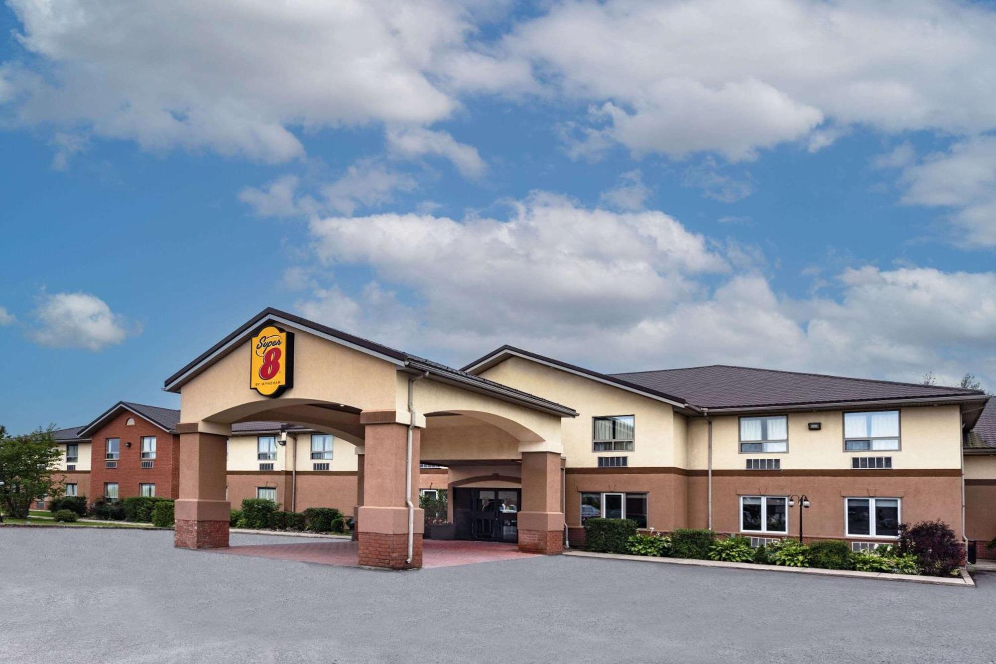 Super 8 By Wyndham Cornwall On Extérieur photo
