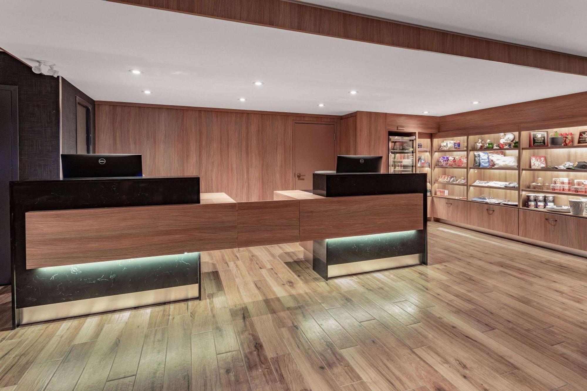 Super 8 By Wyndham Cornwall On Extérieur photo