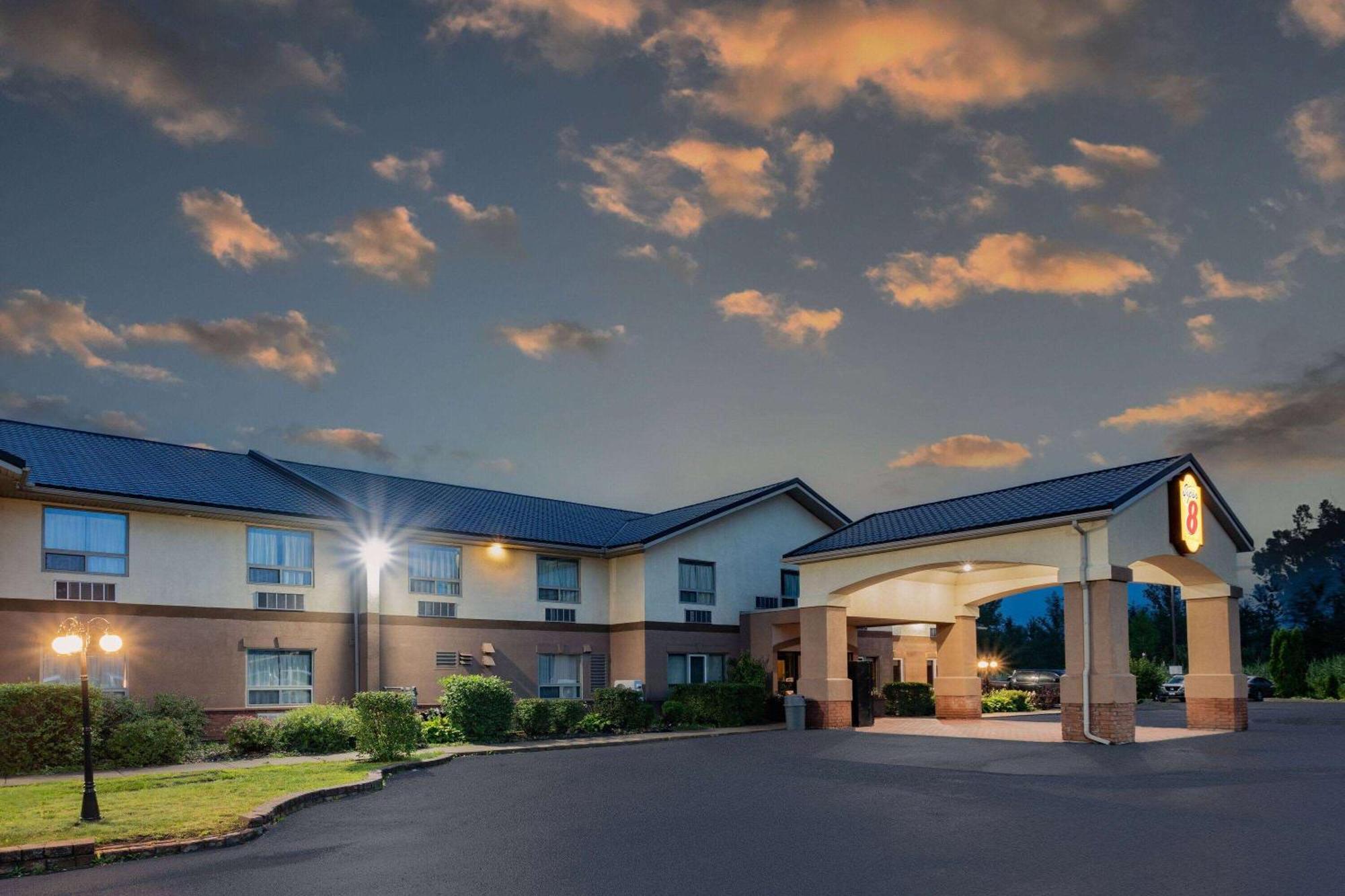 Super 8 By Wyndham Cornwall On Extérieur photo