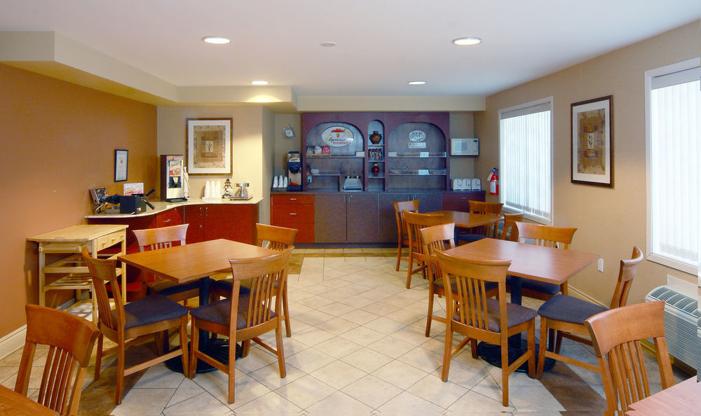Super 8 By Wyndham Cornwall On Extérieur photo
